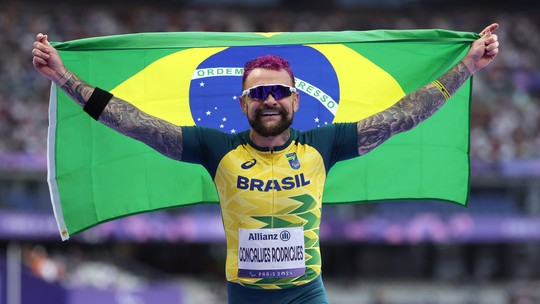 Ex-BBB Vinicius Rodrigues é bronze nas Paralimpíadas de Paris e amigos de reality comemoram