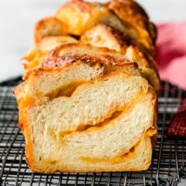 sliced cheese bread