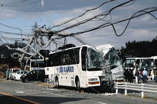 【動画】愛知・半田で観光バスが電柱に衝突　運転手ら3人搬送、1870戸で停電発生