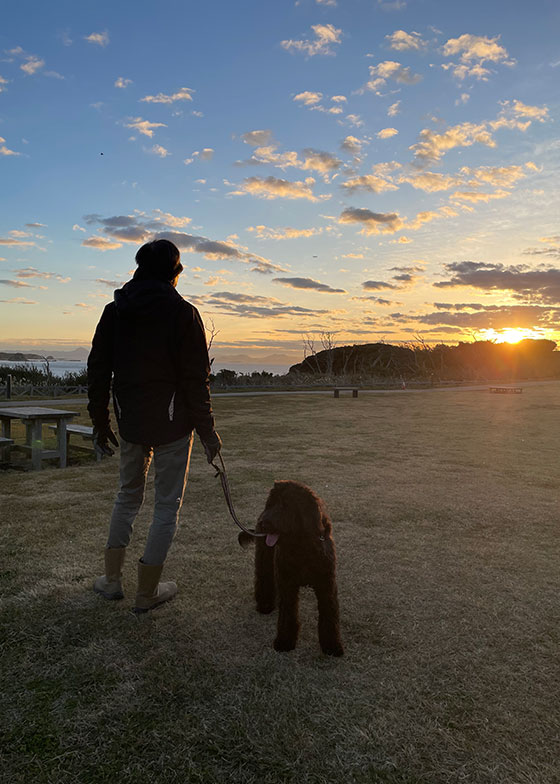 土曜日の朝4時台、暗いうちに東京を出発し、そのまま三浦の城ケ島公園へ。朝日の登る海の風景を独り占め（写真提供／本人）