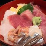 寿司厨房 六山 - 日替わりランチ(平日のみ)の地魚丼1,000円