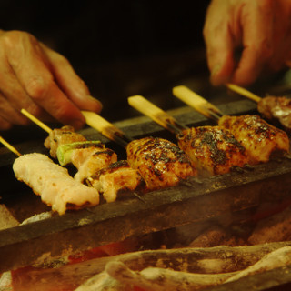 備長炭で焼き上げる自慢の焼き鳥