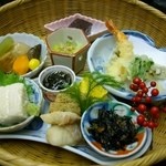 割烹旅館 二葉 - 竹篭に入って出てきた料理