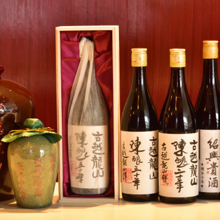 We offer traditional "Shaoxing wine" with a wide variety of vintage wines.