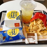 McDonald's Yonhyakurokujuyon Kamagaya Ten - 黄金の月見バーガー 390円
      （期間限定）
      シャカシャカポテト松茸香るだし M 300円
      （期間限定）
      マックフィズ 黄金桃 250円
      （期間限定）
      月見パイ 150円
      （期間限定）