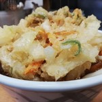 加賀 - かき揚げうどん￥480＋大盛￥80　ホリゾンタルアングル