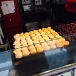 Takoyaki Doraku Wanaka Sennichimae Honten - 焼いてます