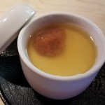 Fukuhachi Zushi Sohon Ten - ランチ、茶碗蒸し
                      何と梅干しが乗っている。個人的にはそれはいらなかったかな(笑)