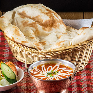 점심 시간은 구운 치즈난과 카레를 맛볼 수있는 세트를!