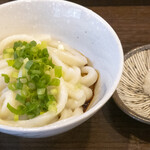 Ise Udon Ise - 追加注文の伊勢うどん半玉200円。これ一つで成立しているメニューなので、大根おろしもちゃんと別皿で付いてきます。