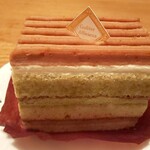 シャトレーゼ - 【抹茶とほうじ茶のケーキ￥302(税込)】
ふわふわ軽めのスポンジ
上部の香ばしいほうじ茶クリームが美味(*^^*)