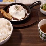 カバズ キッチン - 煮込みハンバーグ定食目玉焼きトッピング