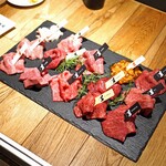 熟成和牛焼肉エイジング・ビーフ - 豪華な焼肉の盛り合わせ