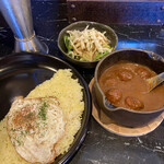 カレー専門店 亀屯 - ミートボールカレー＋エッグ
(ランチセット:ミニサラダ、ドリンク付)