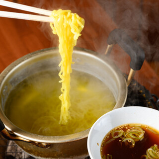 〆のラーメンは、羊の旨味と脂が染み出た＜つけダレ＞で味わう◆