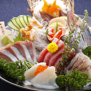 Sushi ingredients are purchased daily from Toyosu/Toyama Prefecture.