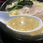 横浜家系ラーメン 善喜家 - 鶏油が浮くスープリフト\(//∇//)\