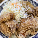 吉野家 - 熱々の大きな唐揚げ２個と牛丼、野菜が一つの丼に乗っています！！