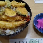 美佐 - 天丼\900。お値段ははるけど、量はけっこう多かった。