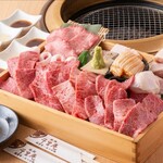 肉処 千里庵 - 様々なシーンで重宝される「千里庵のお肉の箱盛り」。こだわりの上質な佐賀牛には、千里庵特製の薬味を添えて味の変化を楽しみながら堪能できます。三人盛りから六人盛りまで選べるのこだわりのコースでは、一切れずつ味付けや提供方法を変え、ゲストを飽きさせないよう工夫。さらりとした脂が特徴の「佐賀牛」。量があっても胃がもたれることがないと年配ゲストにも好評です。その味をお店でぜひ。
報告するもうれしい限り。