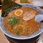 丸源ラーメン - 熟成醤油とんこつラーメン　白　715円税込