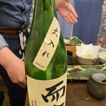 Nihonshu Shoten YODARE Otsuka Ten - 2004年に登場した「而今」。6代目を継ぐ杜氏の大西唯克は、注目度ナンバーワンのスター杜氏。精緻な設計と検証を繰りかえし繊細な日本酒を産む。クリアでフルーティな飲み口と、爽やかな酸味が調和し、絶品。