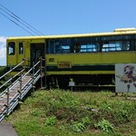 Poppo no Oka Cafe TKG - 先ほどの食事する場所になっている展示車両。雨天時は滑らないように。