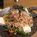 囲炉裏焼と蕎麦の店 うえ田 - 和風豆腐サラダ