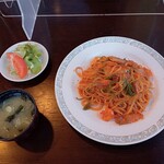 洋食・旬彩料理 みなみ - ナポリタン（サラダ，みそ汁）