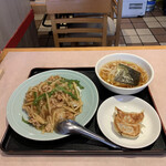 中華寿楽 - 肉かけご飯＋半ラーメン、半ギョウザの丼セット('21/11/23)