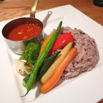 ビストロカフェ レディース&ジェントルメン - トマトとオニオンのスパイシーカレー　旬の素揚げ野菜を添えて