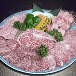 はんがん - 料理写真:豪華な“極上大皿”。美味しいお肉を心行くまで!！