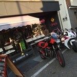 Speed☆Star Cafe - 順番待ちのバイクが並ぶ店頭