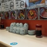 うおがし丼 かんの - カウンター席。屋内と屋外の中間のようなつくり