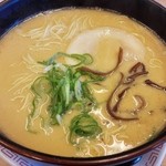 Hakata Kinryu Nakatsu Ten - 豚骨ラーメン大盛５５０円