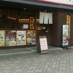 三田製麺所 - 角地にある、店の入口。立地よし。