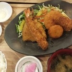 すみれ - ミックスフライ定食 …タルタルちょっと少ないかなー