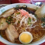 天龍飯店 - ラーメン大盛り(650円)です。見た目のインパクトはなかなかのもの。(^^)