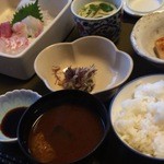 白喜屋 - お刺身以外にもいろいろついてます