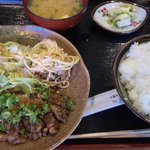 こだわり居酒屋 まる - ビーフステーキ定食大盛り【７００円】