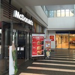 McDonald's Ariake Pakubiru Ten - 有明のマック、奥に広いスペースがあります。