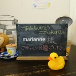 カフェ パンプルムゥス - ウェルカムボードがテーブルの上に。