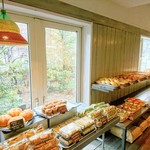 シロクマベーカリー - 内観写真:北海道産小麦100％のパンを、60種類以上提供しています。店内の窯から随時焼きたてをお出しします。