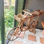 ダゼリオ - 入り口には木製の自転車が♡