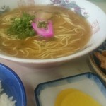 木の芽食堂 - ラーメンと唐揚げのセット。