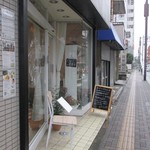 Flower natural food cafe - 外観。右隣は、廃業した正直屋豆腐店