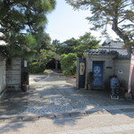 庭園カフェ 畔亭 - 駐車場は内側に有ります♪