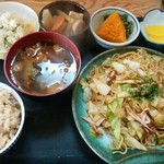 Okonomiyaki Tachibana - 焼きそば定食　500円　白米か炊き込みご飯を選べる