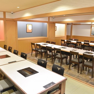 There are 3 rooms for 12 people. There is one tatami room inside. Connect to seat 36 people