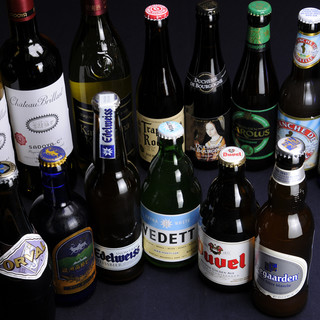 There are over 100 types of drinks, including 3 types of draft beer and 30 types of bottled beer.